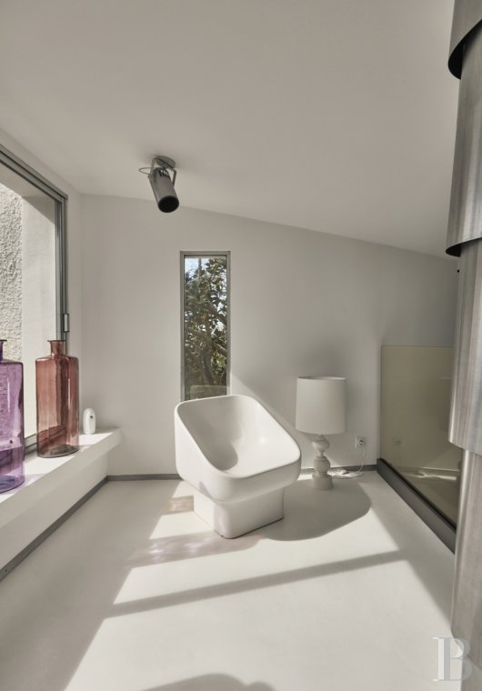 An architect-designed villa built in the 1970s near Arles, in Bouches-du-Rhône - photo  n°11